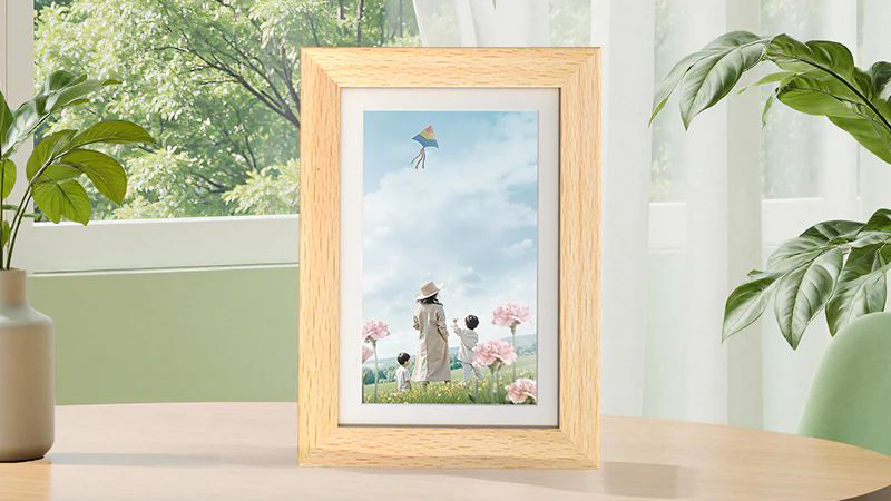 Bigme F7 on a table in a sunny room