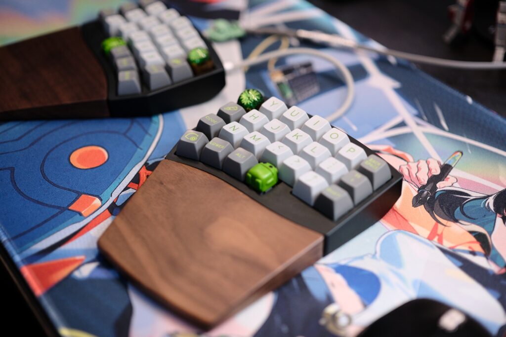 Altair-X photo showing keyboard on deskmat with wrist rests