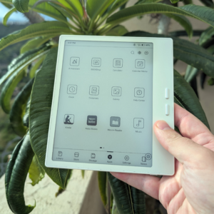 Boox Go 7 in sunlight in front of tropical tree