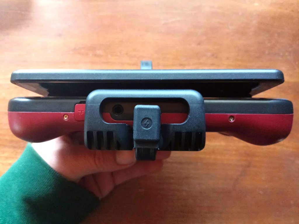 A picture of the dual-screen attachment showing what it looks like from the bottom with the lid closed.