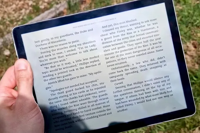 eyemoo Epaper S1 held in hand showing reflective screen