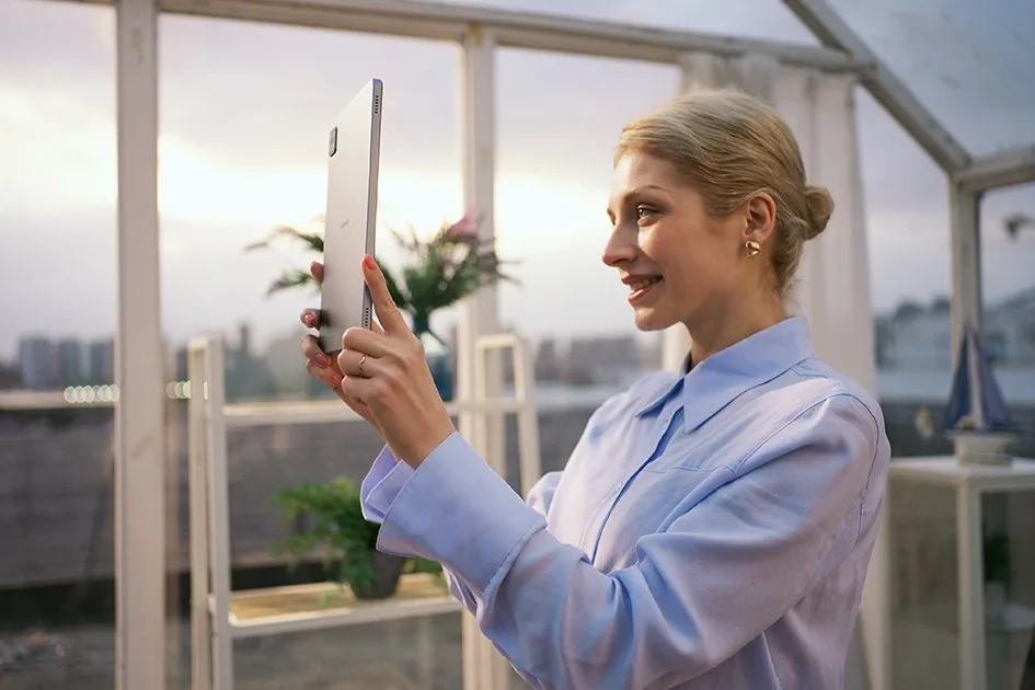 eyemoo Epaper S1 lifestyle shot showing device held