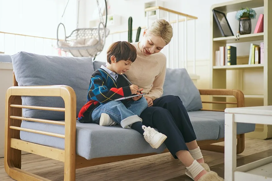 eyemoo Epaper S1 lifestyle shot showing family reading on couch