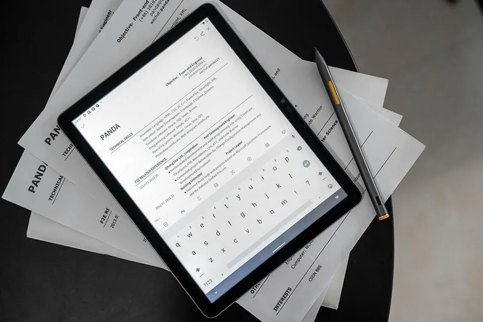 Eyemoo Epaper S1 on stack of papers
