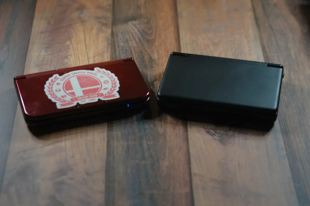 A side-by-side picture of the New 3DS XL and Thor. Both handhelds are closed.