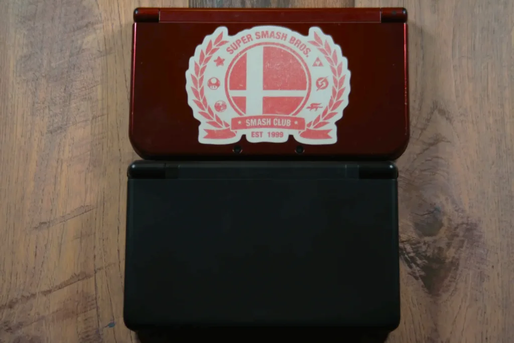 A top-down view of the New 3DS XL and Thor that shows the 3DS XL being a tiny bit wider, and the Thor being a tiny bit taller.