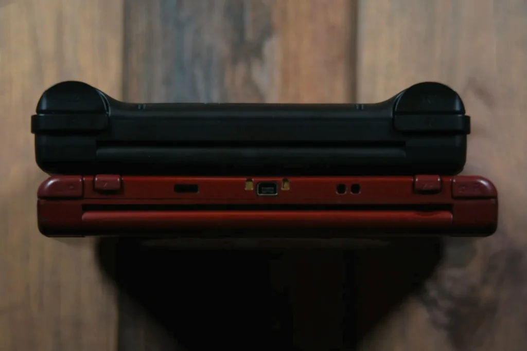 A top-down view of the New 3DS XL and the Thor, showing that the Thor is a bit thicker than the 3DS.