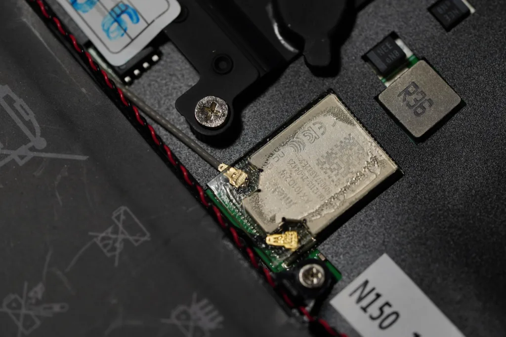 X-Plus Piccolo Netbook showing wifi card