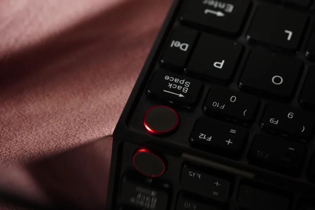 X-Plus Piccolo Netbook power button in red