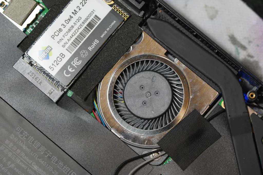 X-Plus Piccolo Netbook showing fan