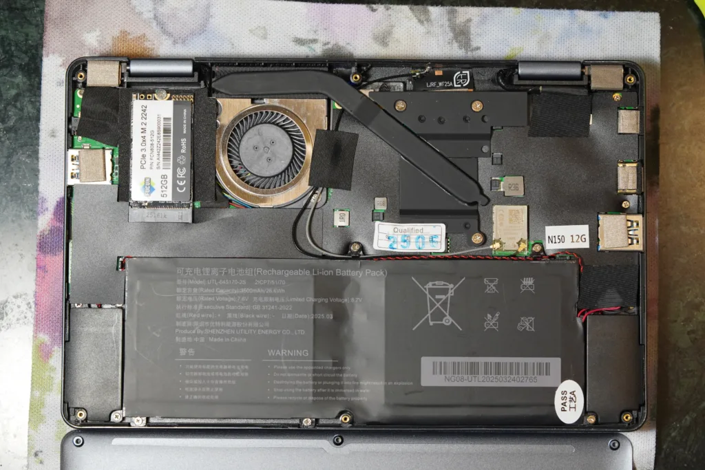 X-Plus Piccolo Netbook showing internals of case