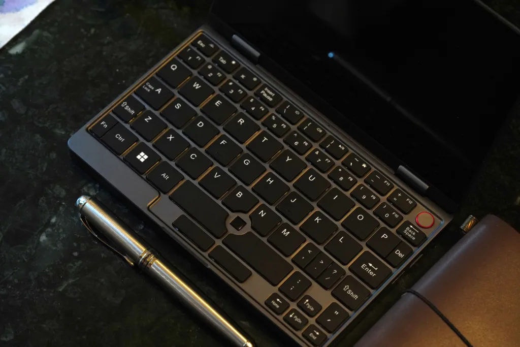 X-Plus Piccolo Netbook keyboard next to fancy pen