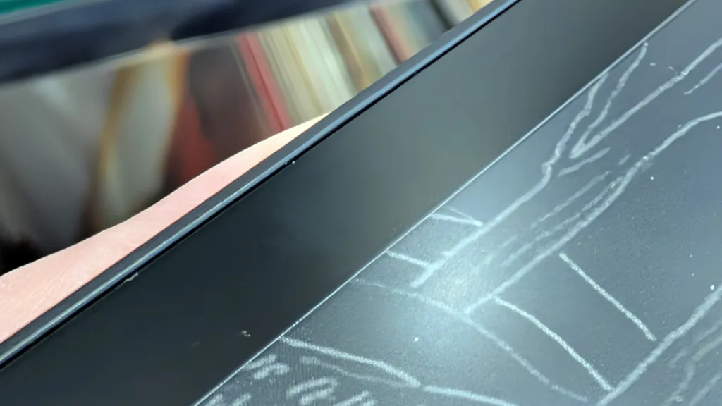 closeup of Bigme B6 Color showing the bezel and display border