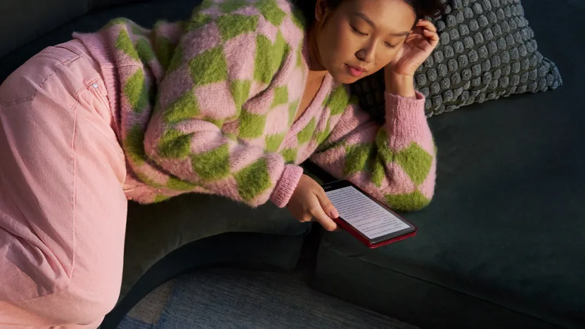 Woman reading a Kindle Paperwhite Signature Edition