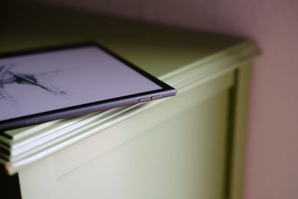 Boox Air5 C showing volume buttons on right side