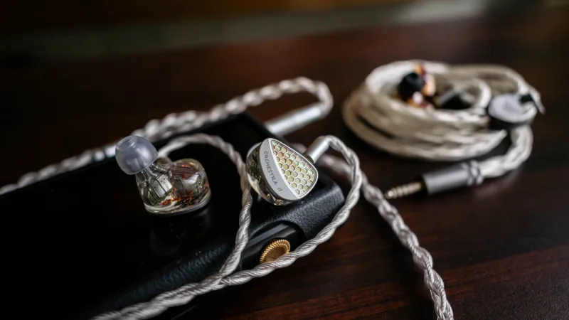 Orchestra 2 with Spinfit W1 eartips on Shanling M9 Plus DAP with Unique Melody Mason ST on the side