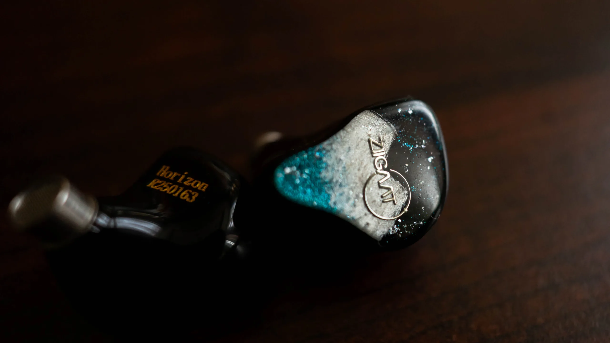 ZiiGaat Horizon laying on wood table