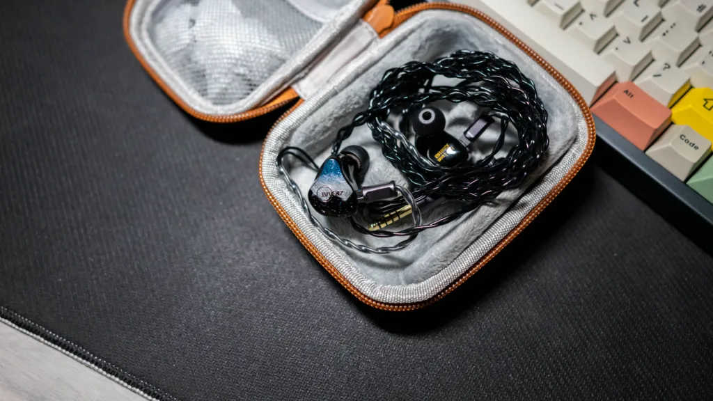 ZiiGaat Horizon with stock cable in provided carry case