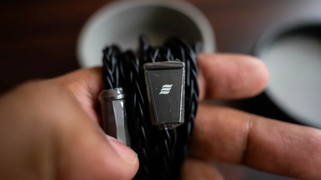 Effect AUdio cable provided with the Apostle 2026